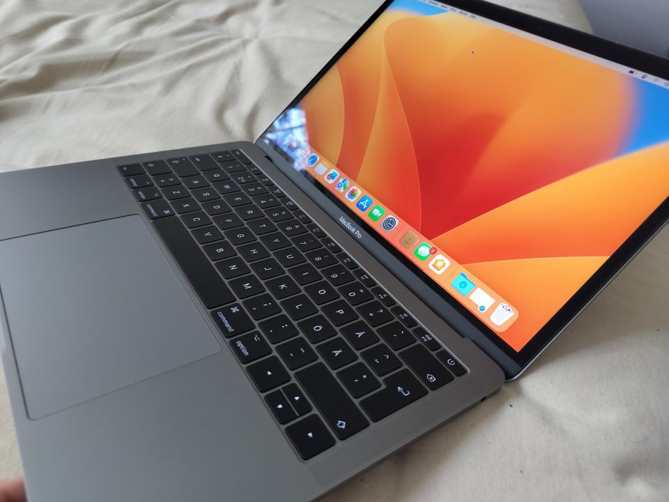 MacBook Pro 2017 i5/8gb/256gb 13.3", delivery