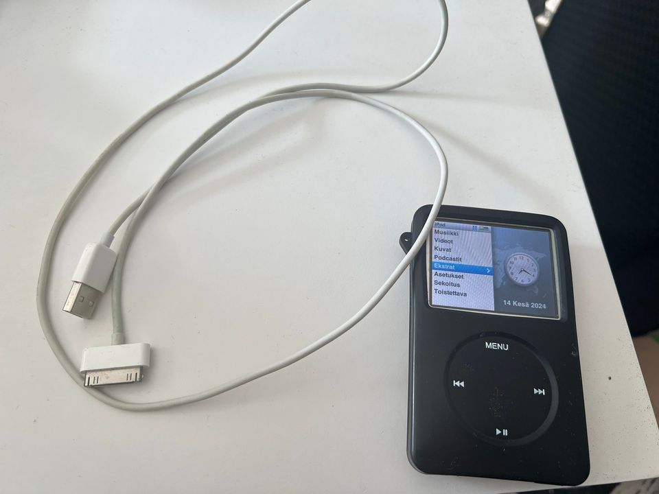 iPod Classic 160GB silver + musta suoja
