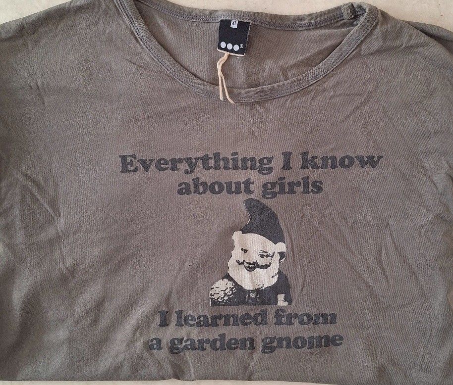Armeijan vihreä T-paita  Puutarhatonttu tietää kaiken tytöistä