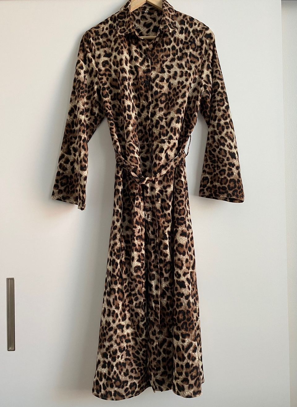 Leopardikuvioinen mekko