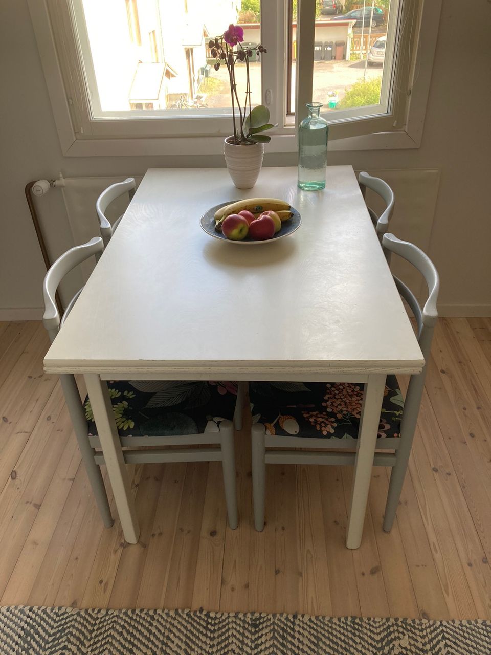 Puinen keittiön pöytä