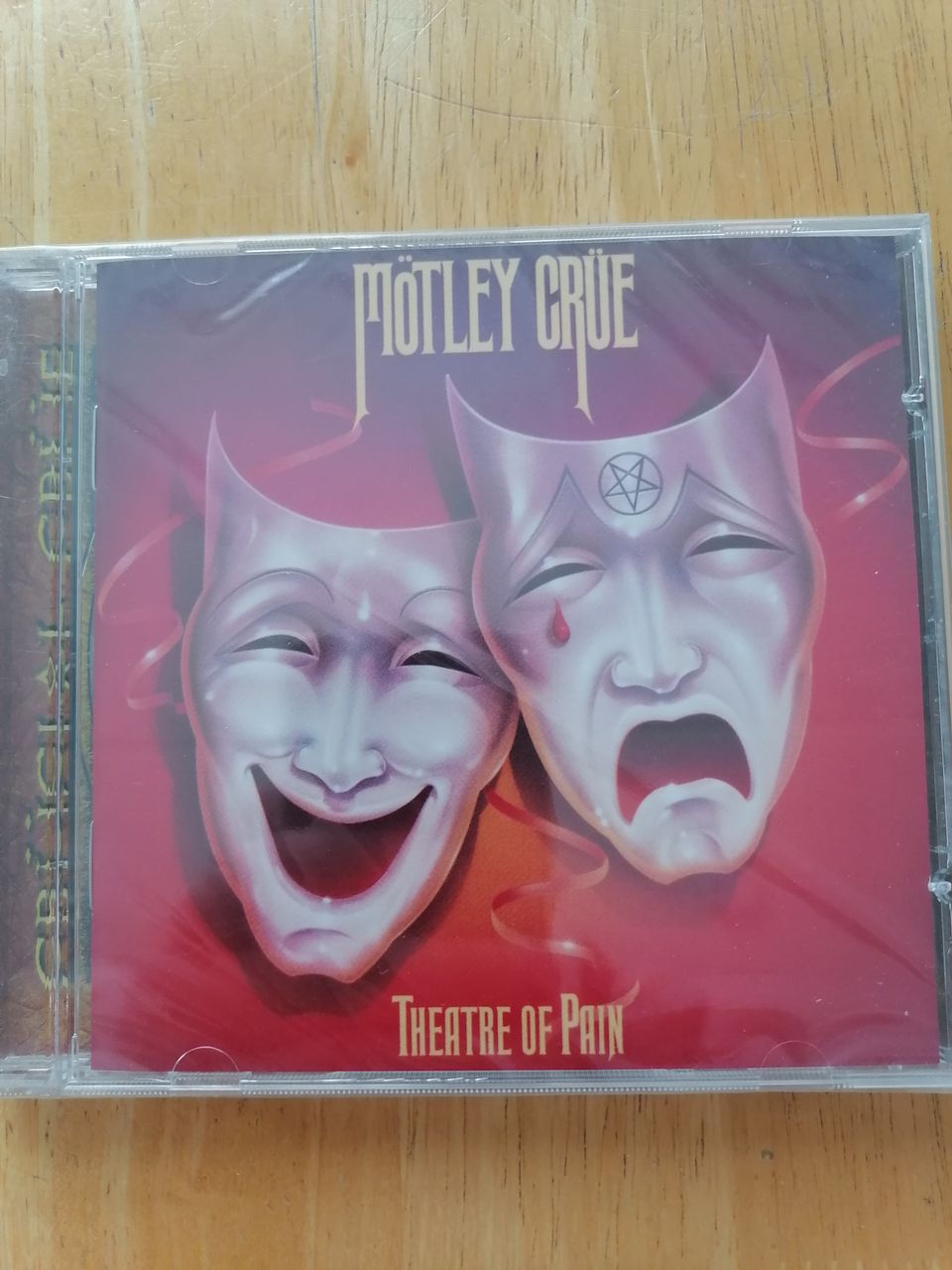 Uusi Mötley Crüe theatre of pain crucial crue erikoispainos