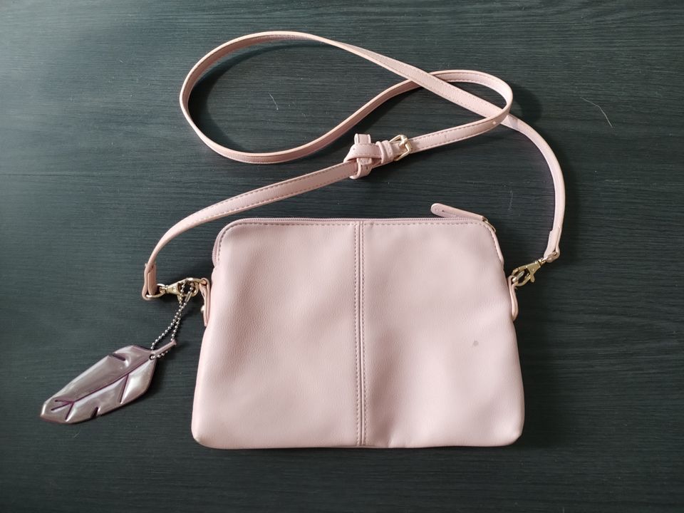 Vaaleanpunainen pieni käsilaukku