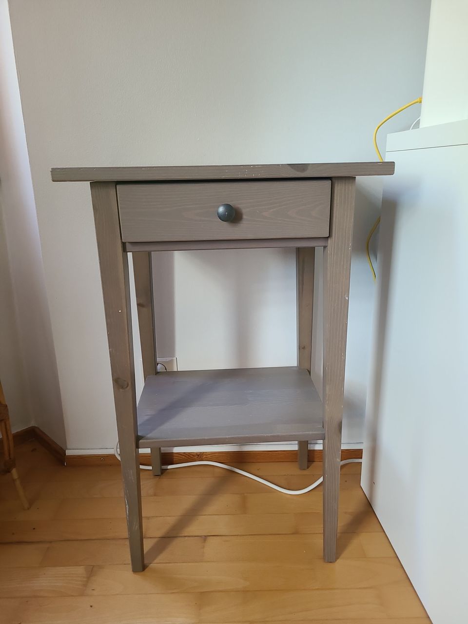 Hemnes Yöpöytä