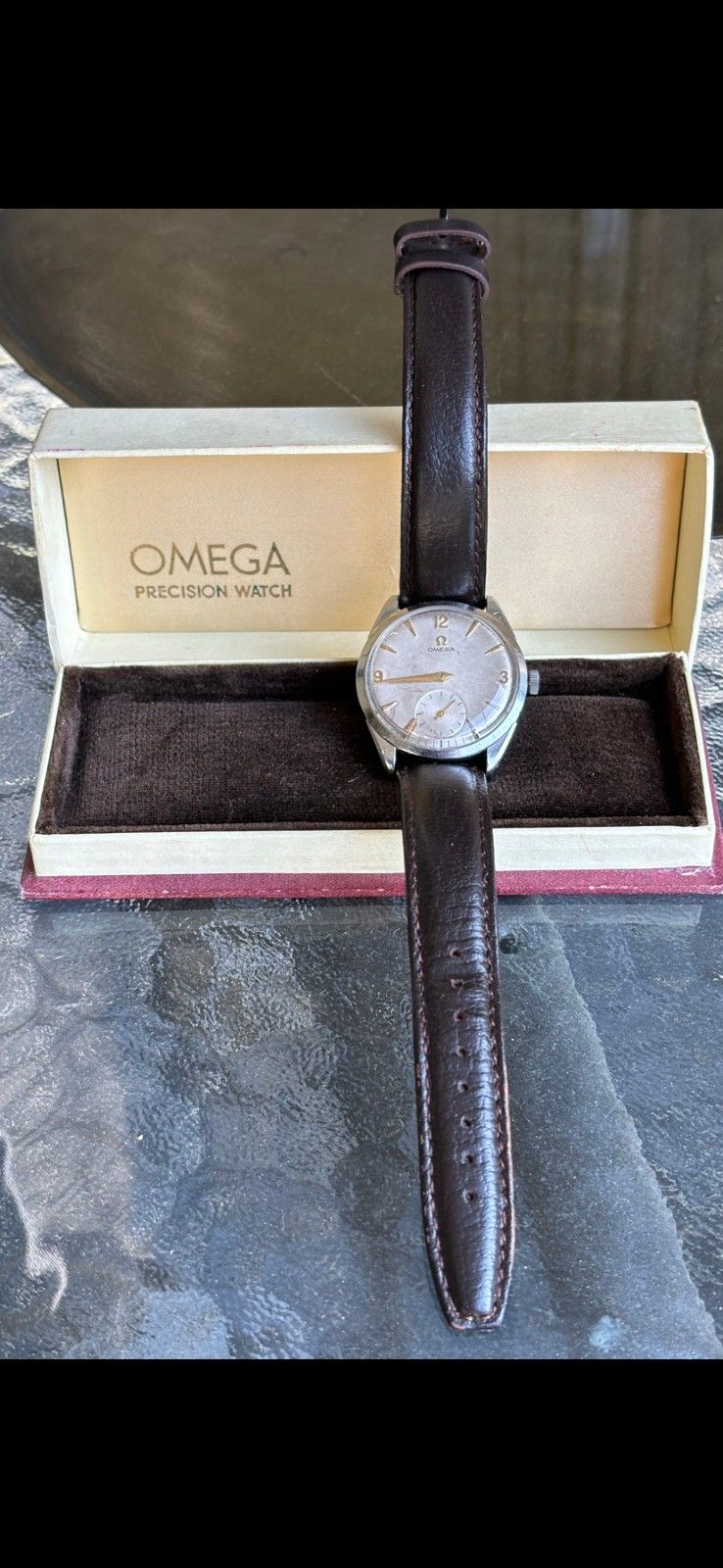 Omega miesten rannekello vuodelta 1950 sekä laatikko