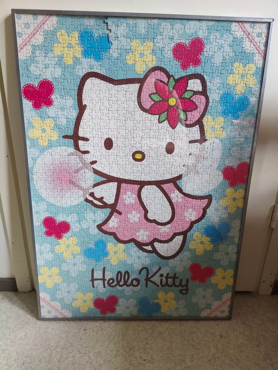 Hello Kitty palapelitaulu kehyksissä