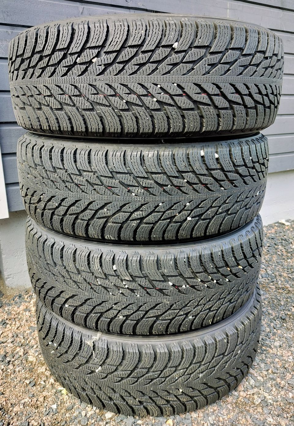 235/60R18 Nokian Hakkapeliitta R3 kitkarenkaat.