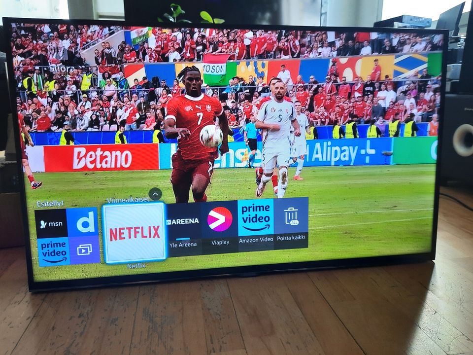 Samsung 40" Smart Led tv seinätelineellä (DVB-T2, DVB-C HD)