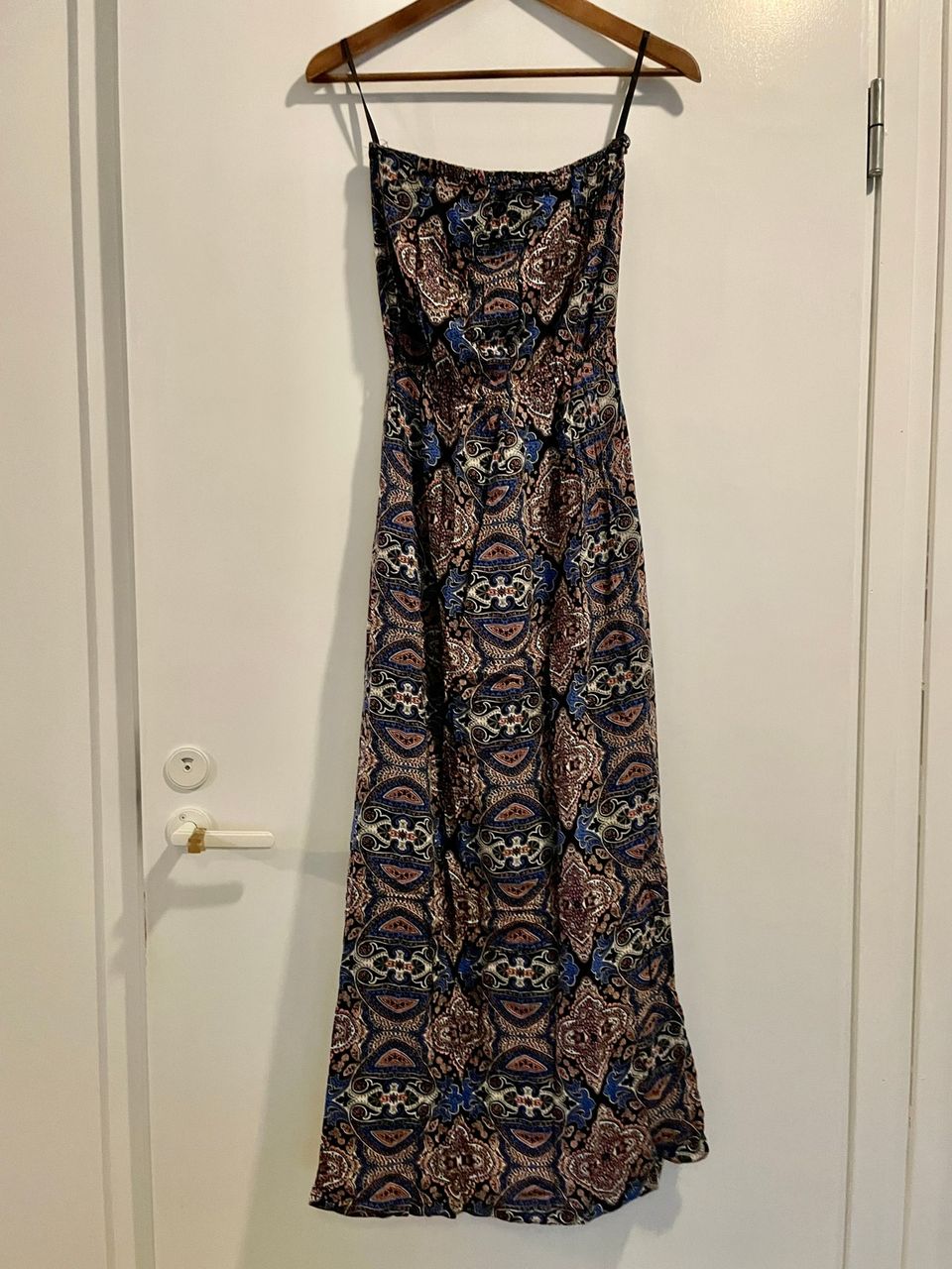 Pitkä sinikuviollinen mekko koko 36