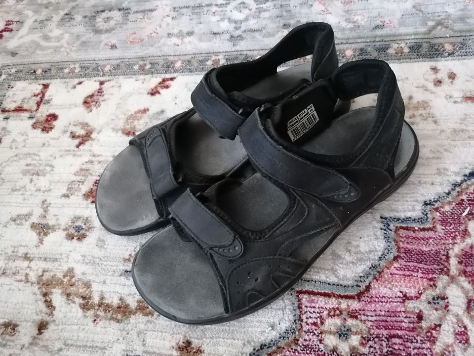 Mustat sandaalit kokoa 43