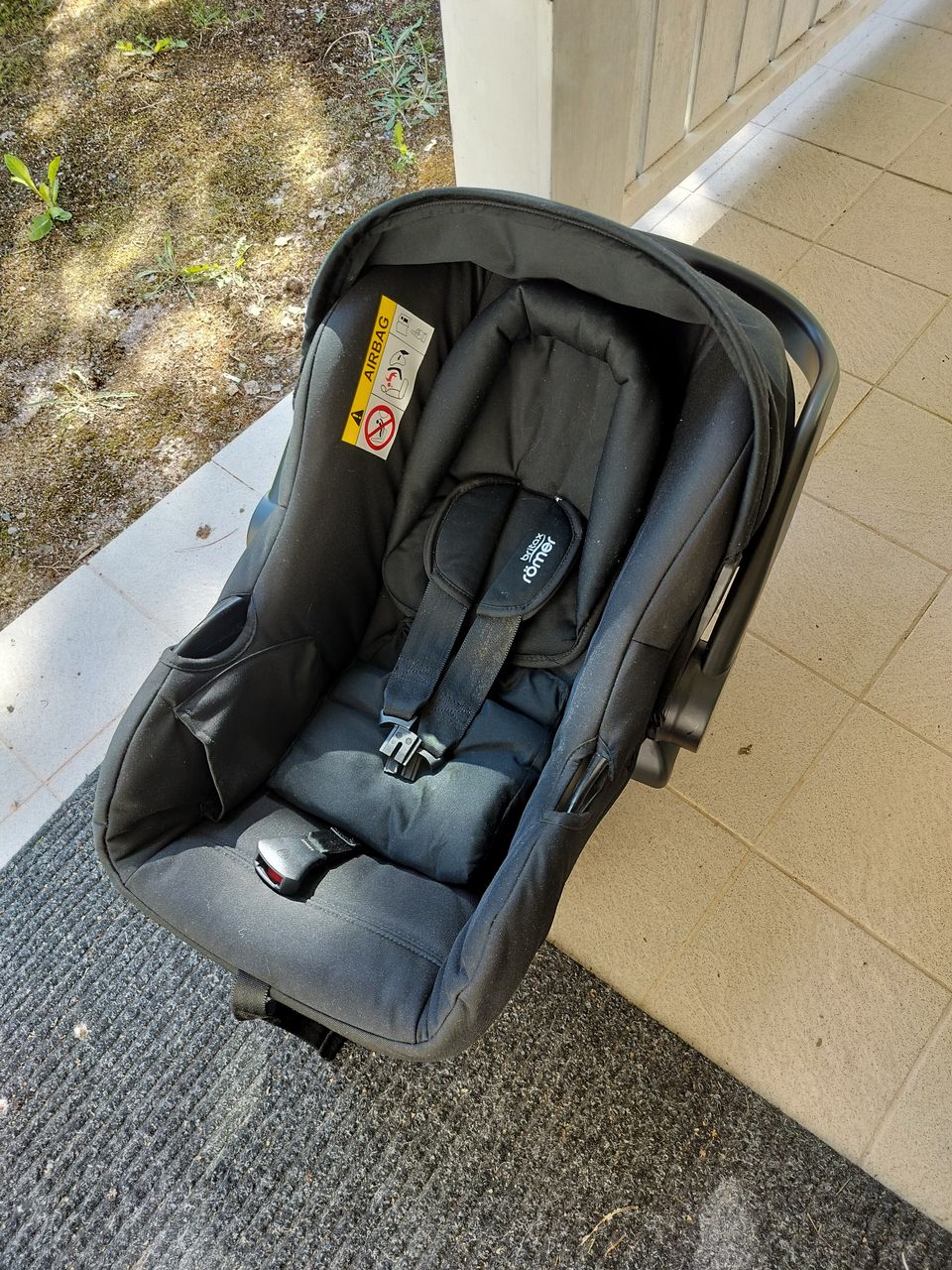 2x Britax römer turvakaukalo + isofix telakka