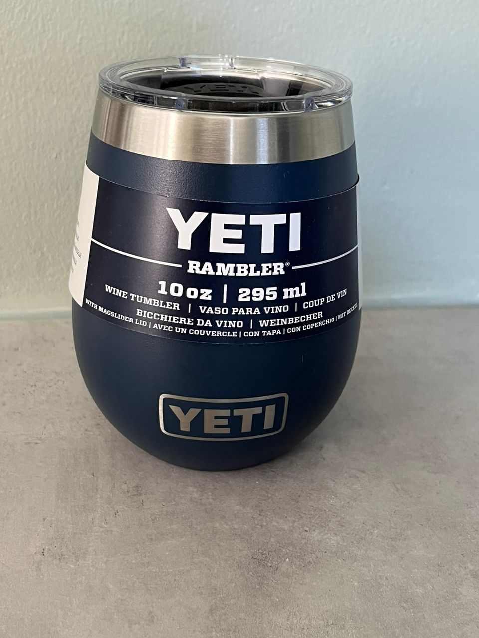 Uusi, tummansininen YETI Rambler Wine Tumbler