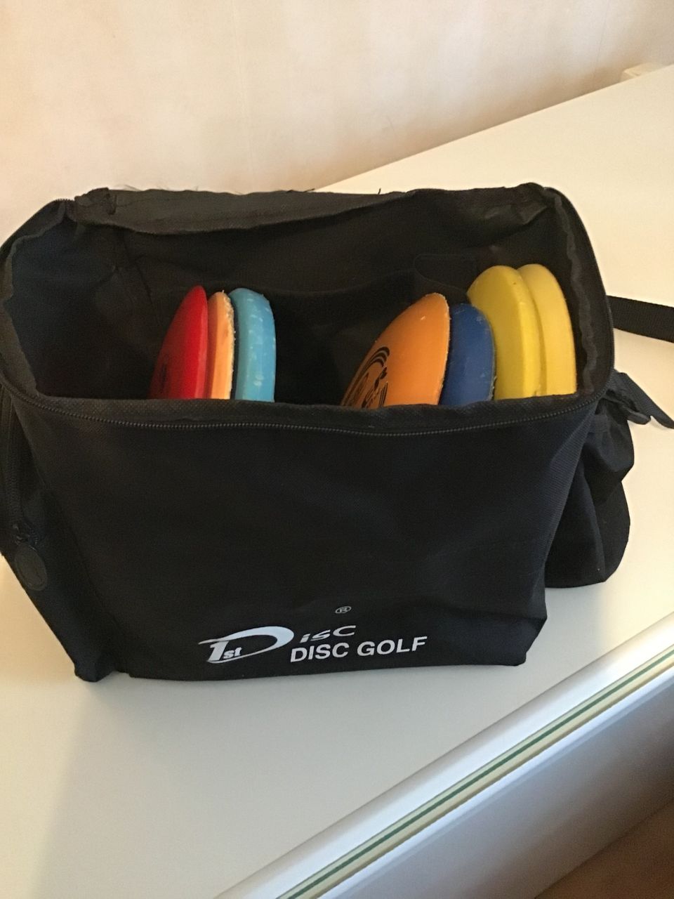Frisbeegolf- laukku ja 7 kiekkoa