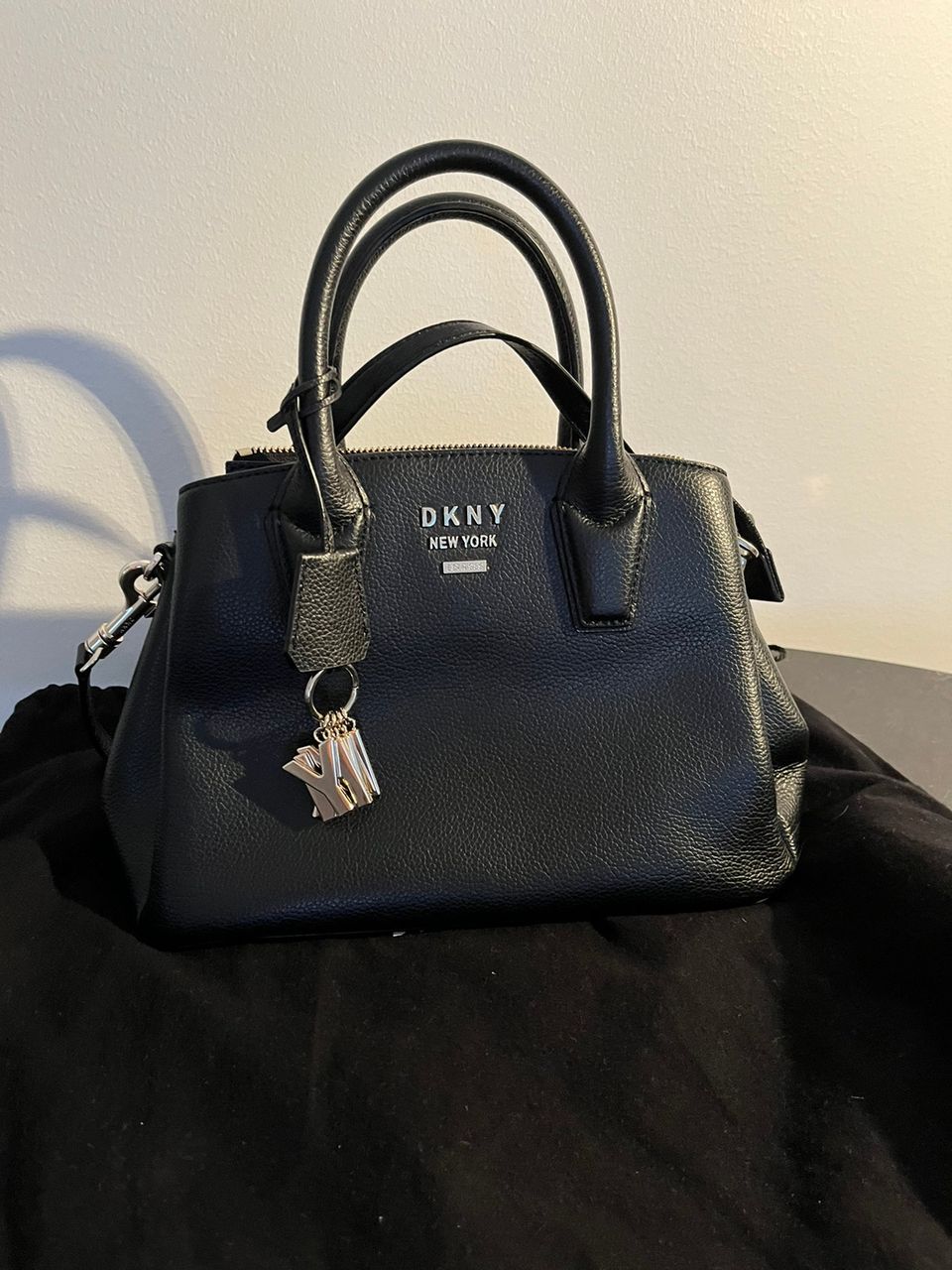 DKNY crossbody laukku