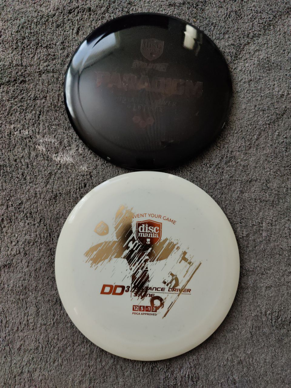 Discmania Dd3 ja Paradigm frisbeegolf kiekot