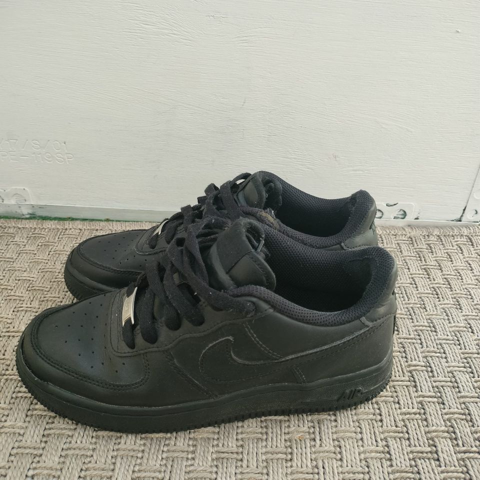 Nike Air Force 1, mustat 37,5