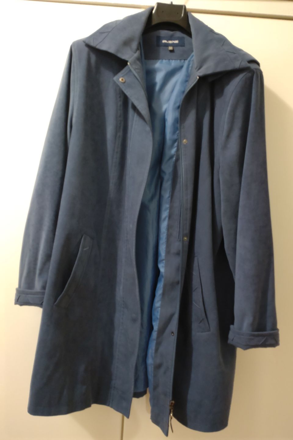 Sininen hupullinen takki, 52