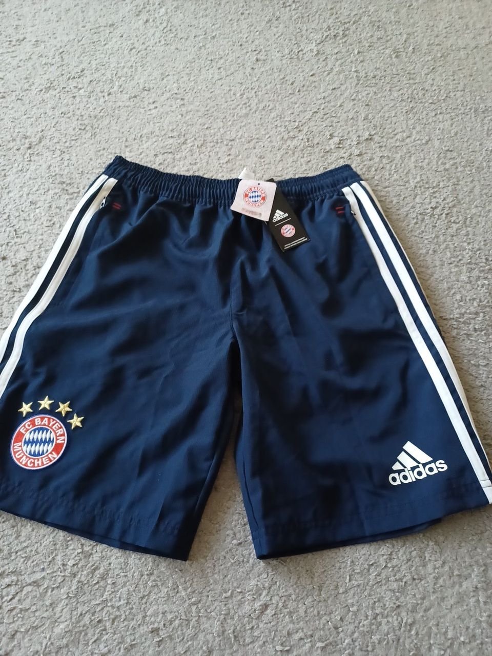 Adidas FC Bayern Munchen shortsit (uudet)