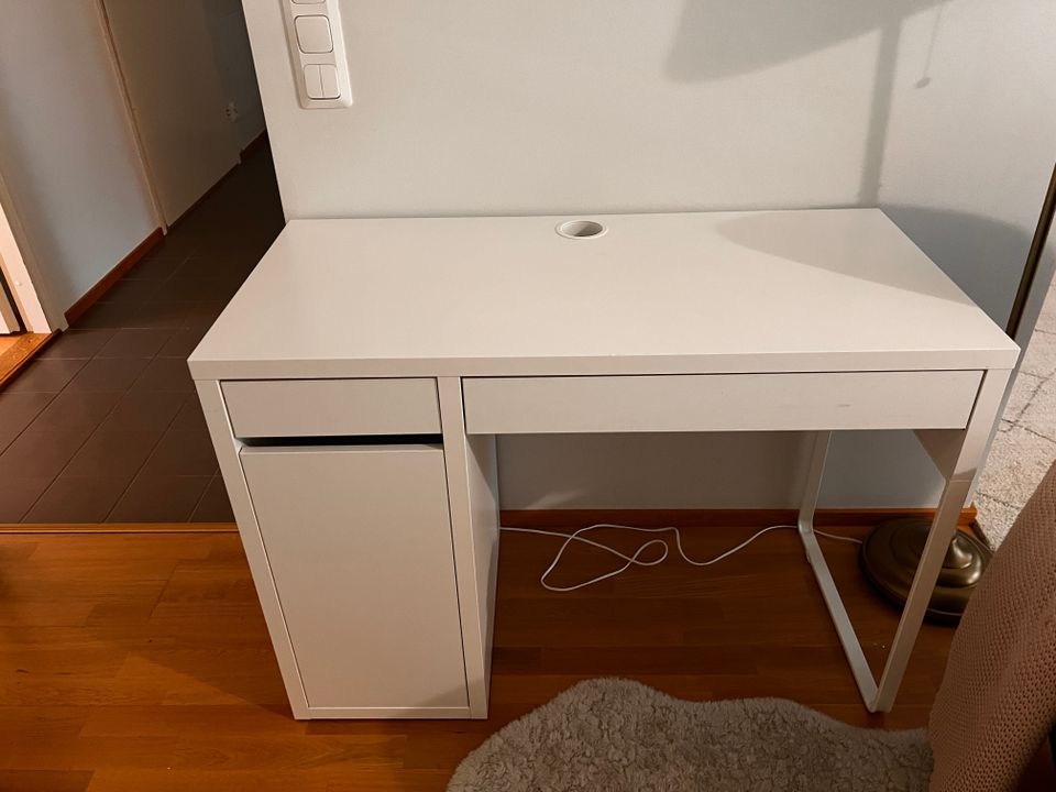 Työpöytä Ikea Micke 105x50