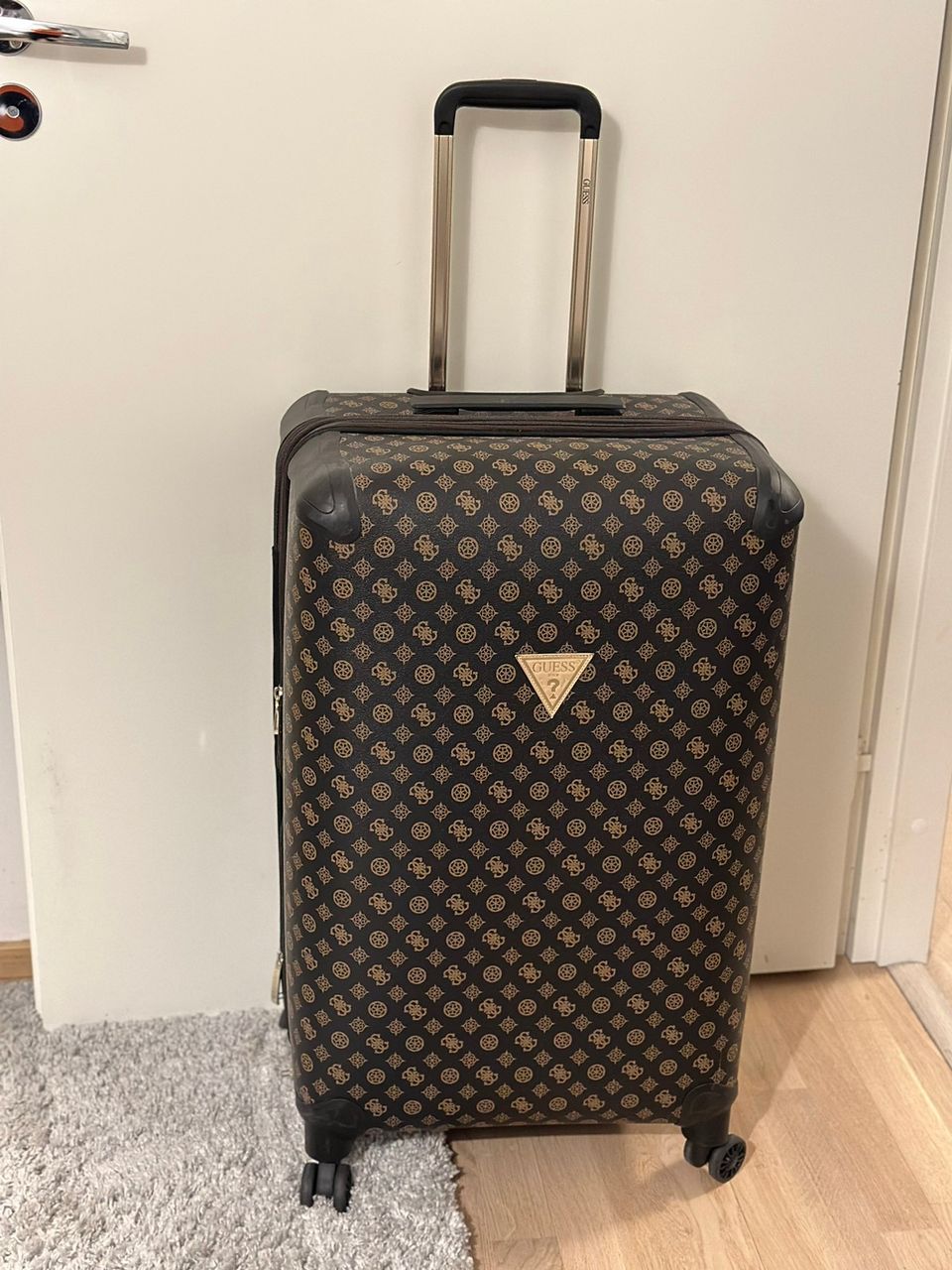 Guess uusi suuri matkalaukku