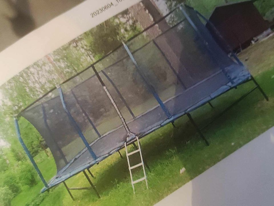 Iso trampoliini