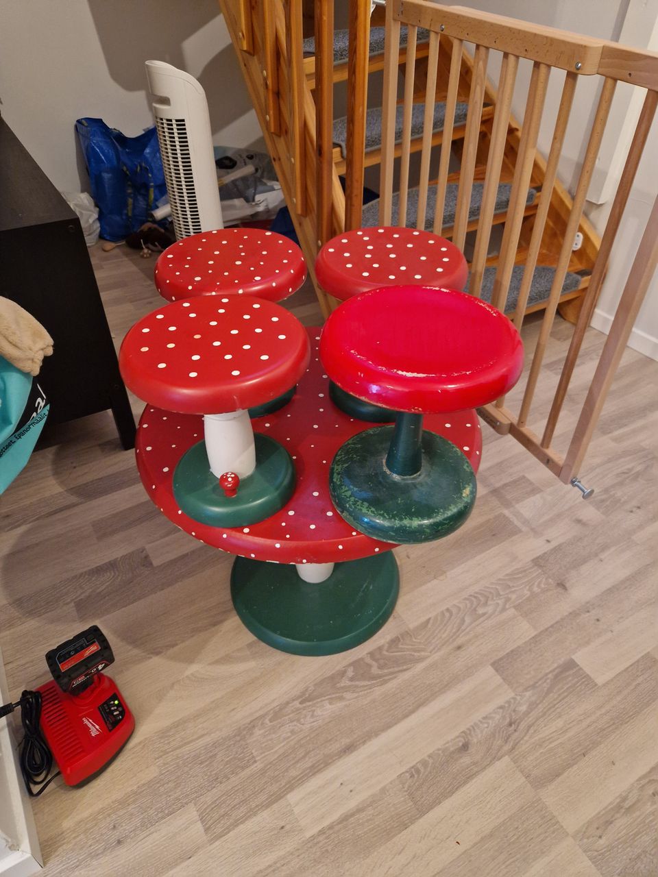 Sieni tuolit ja pöytä