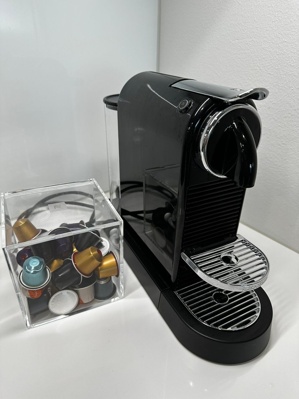 *myyty*Nespresso Citiz kapseli kahvi keitin, musta