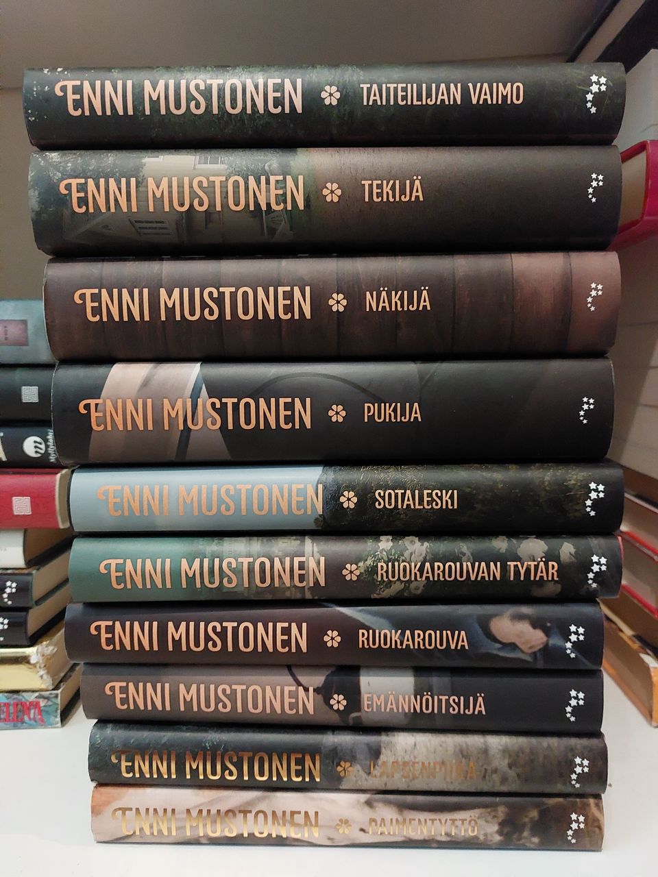 Enni Mustonen - Syrjästäkatsojan tarinoita 1-10