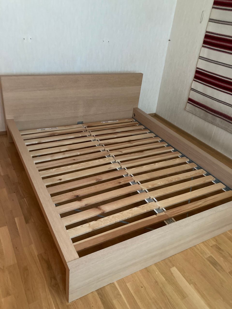 Vanhan mallinen Ikea MALM sängynrunko