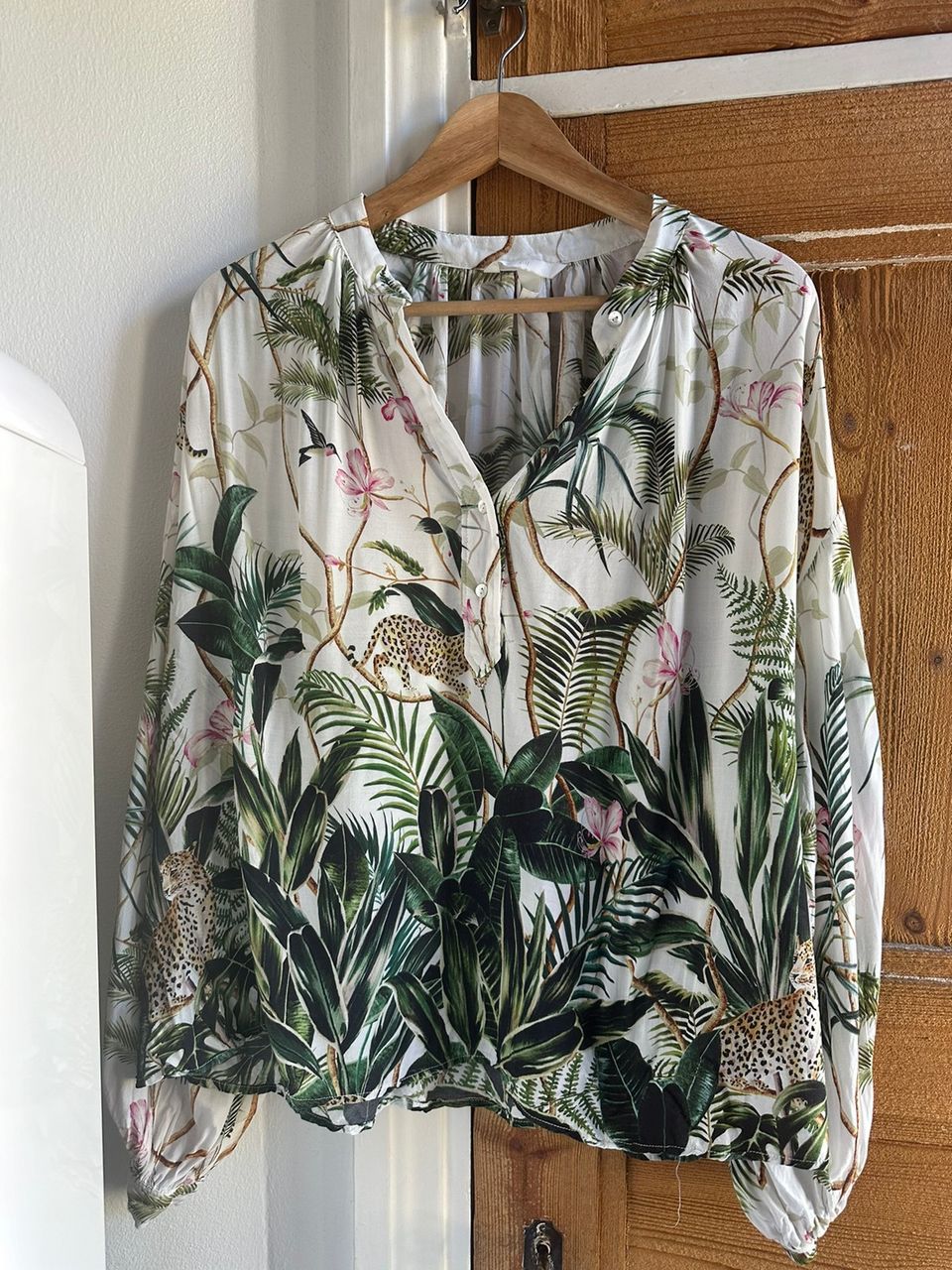 Ihana viidakkokuvioinen paita kauniilla hihoilla, uudenveroinen