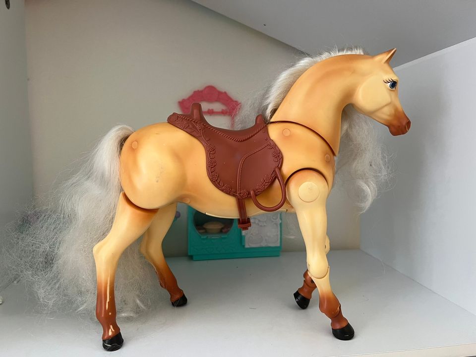 Barbie laukkaava hevonen
