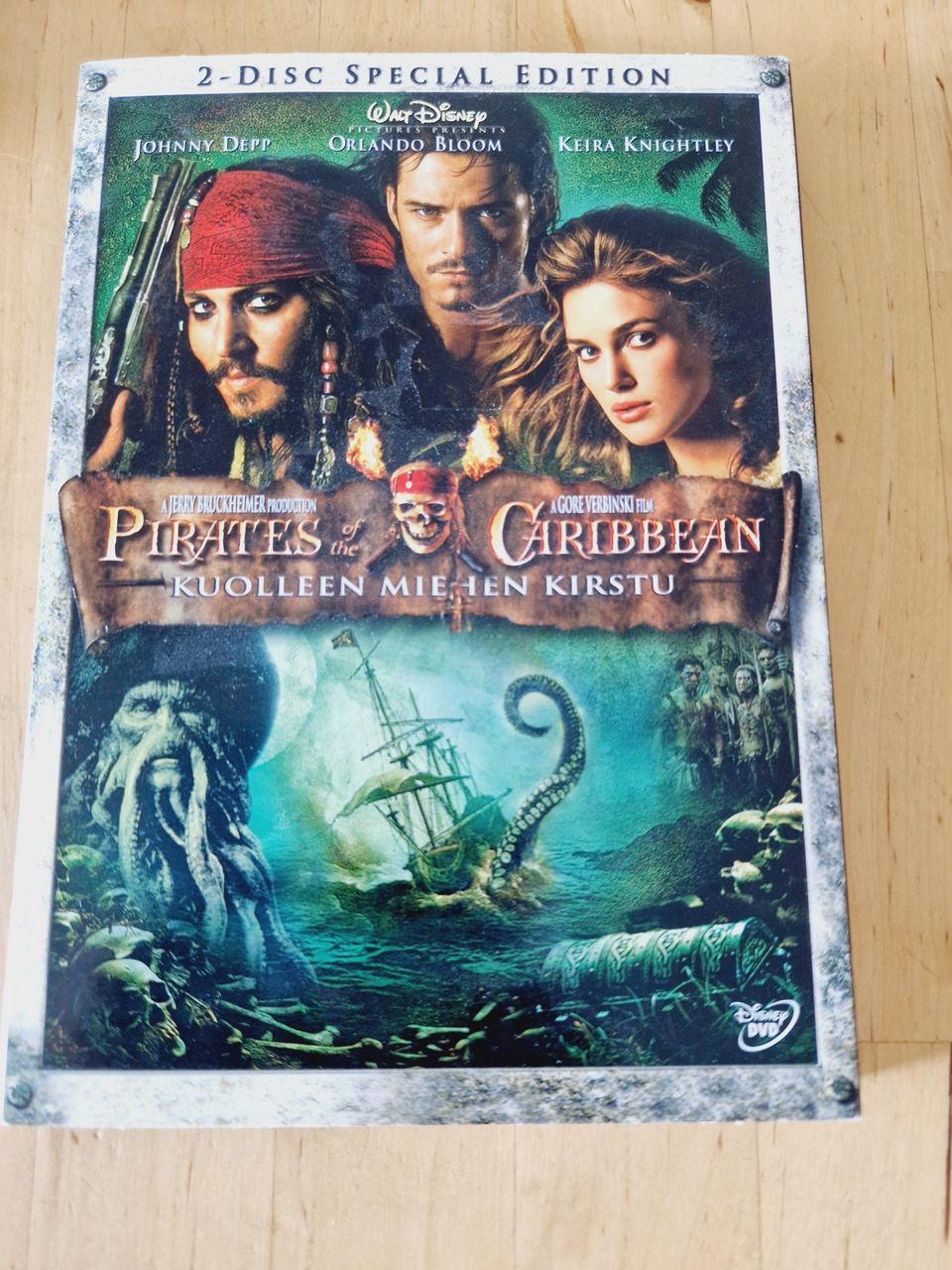 Piratea of the Caribbean: Kuolleen miehen kirstu DVD