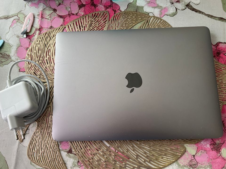 Macbook Air 13" 2020 (i3/8gb/256gb)