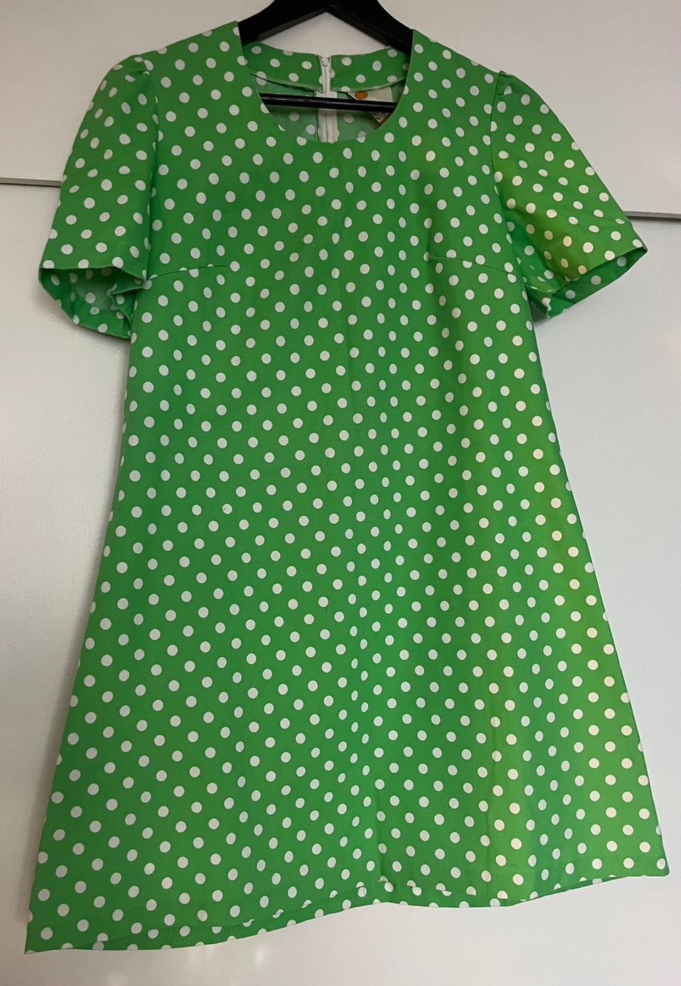 Vihreä pilkullinen kesämekko vintage