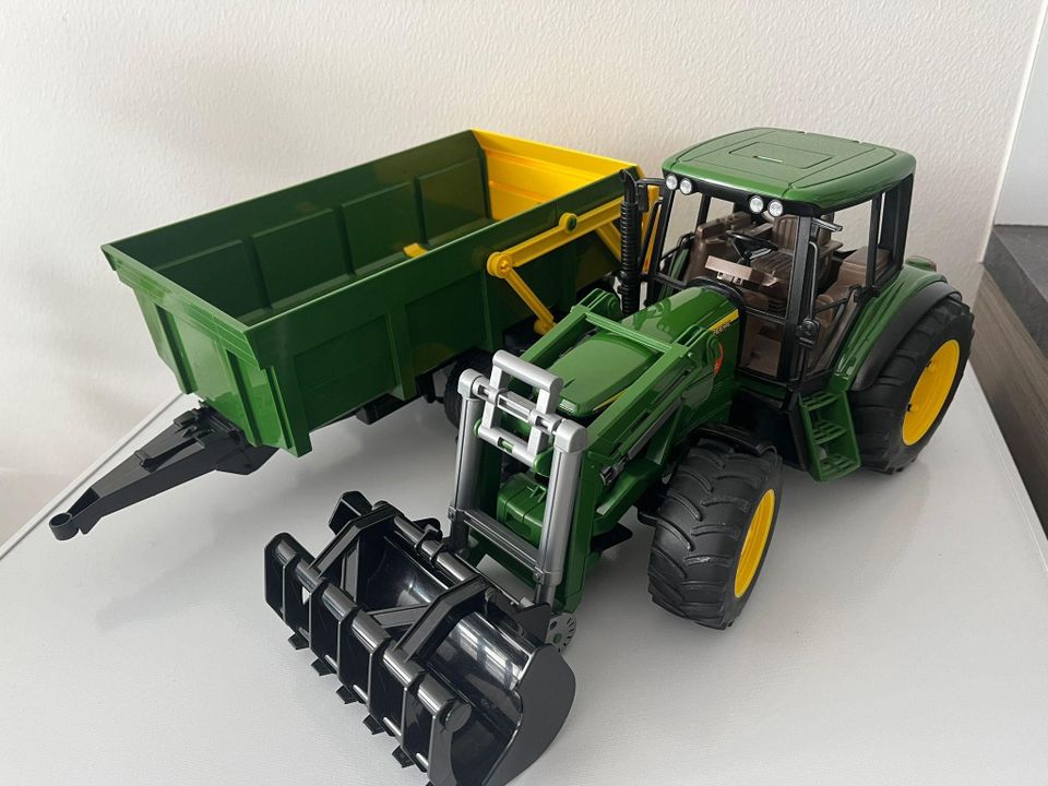 John Deere traktori ja peräkärry