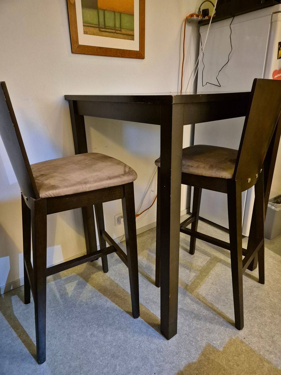 Baaripöytä ja 2 tuolia VARATTU