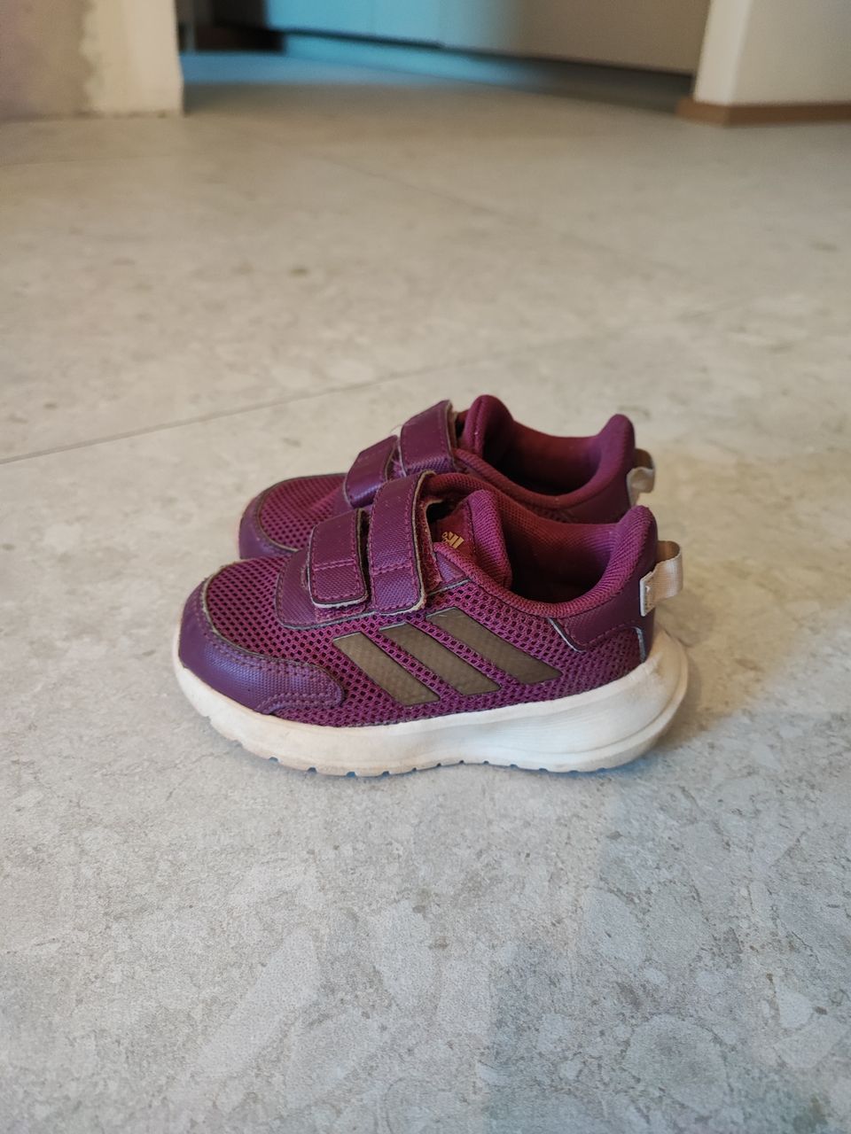 Adidas lenkkarit