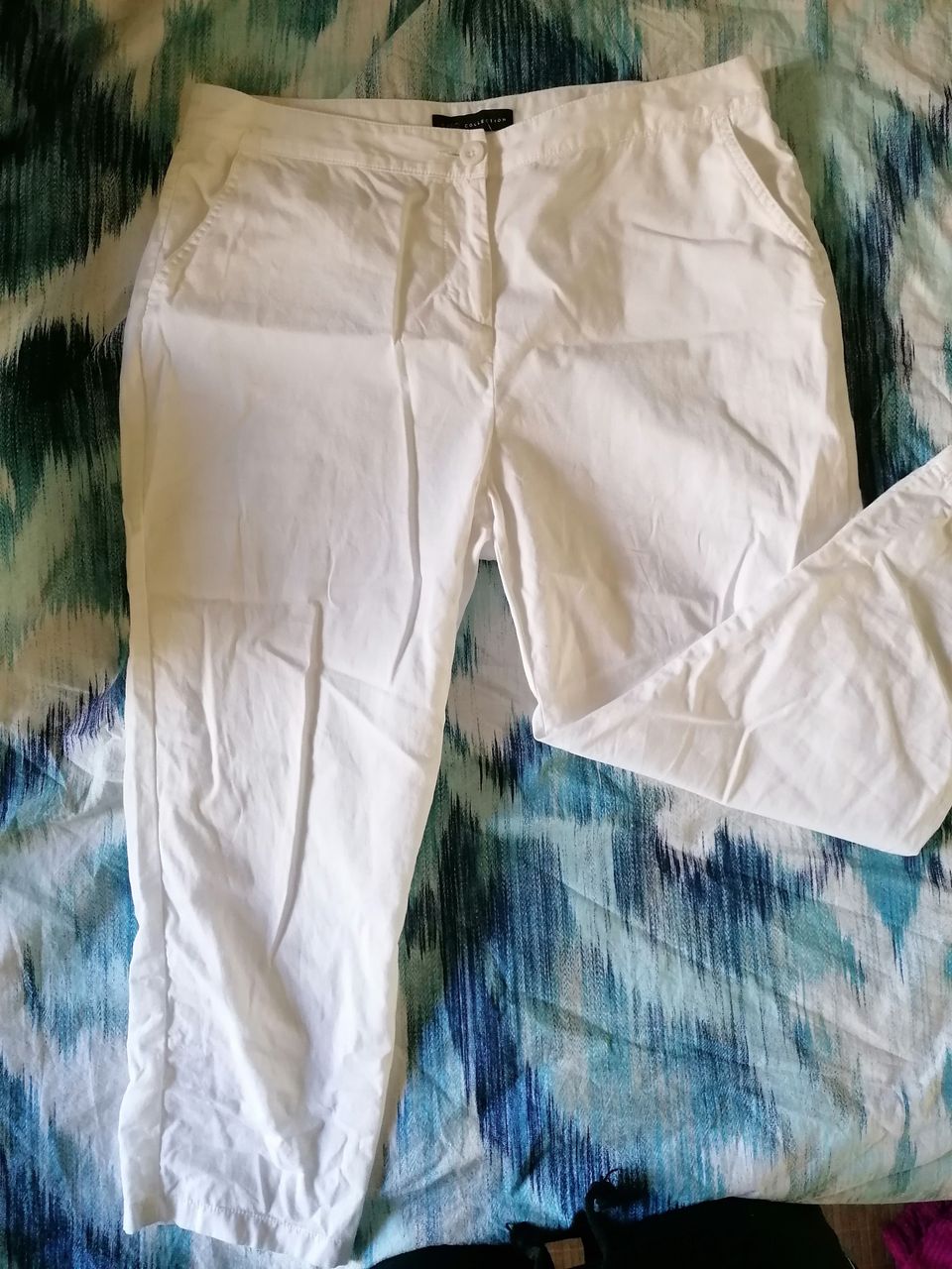 Valkoiset suorat housut
