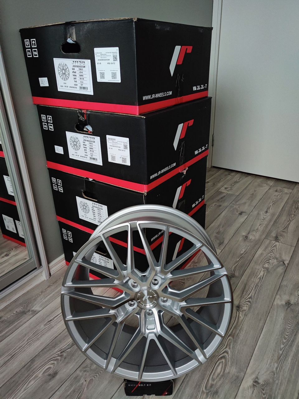 Vanteet 19” Pirelli renkaat