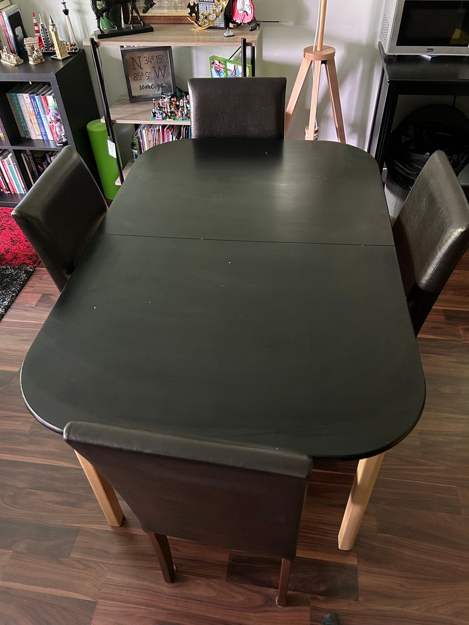 Table and chairs - €15,00
