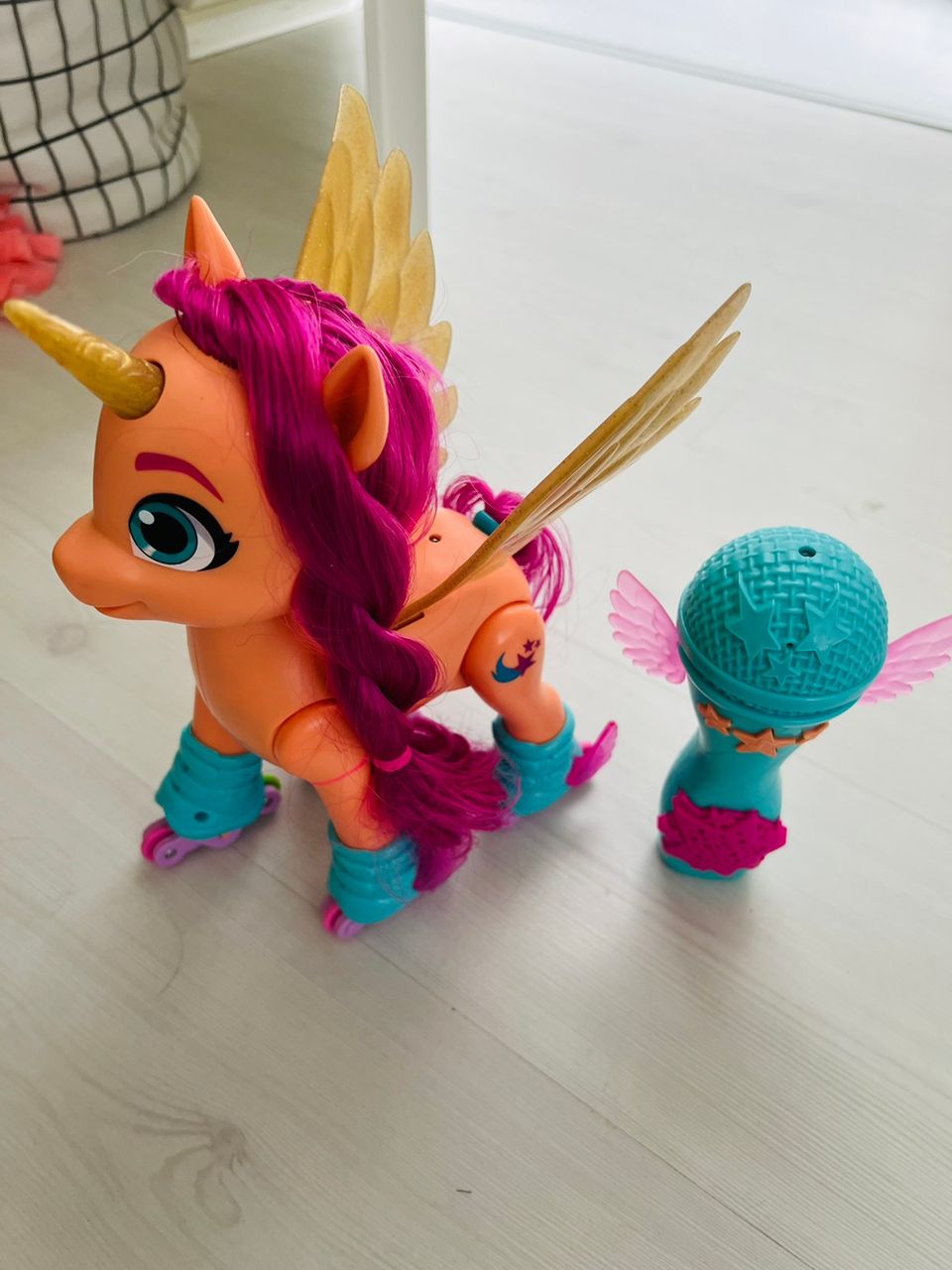 My Little Pony R/C laulava ja tanssiva Sunny