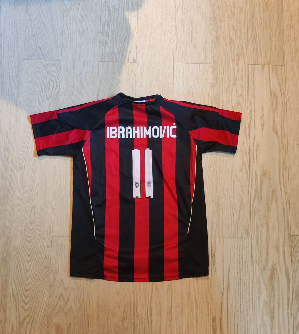 AC Milan Ibrahimovic jalkapallopaita