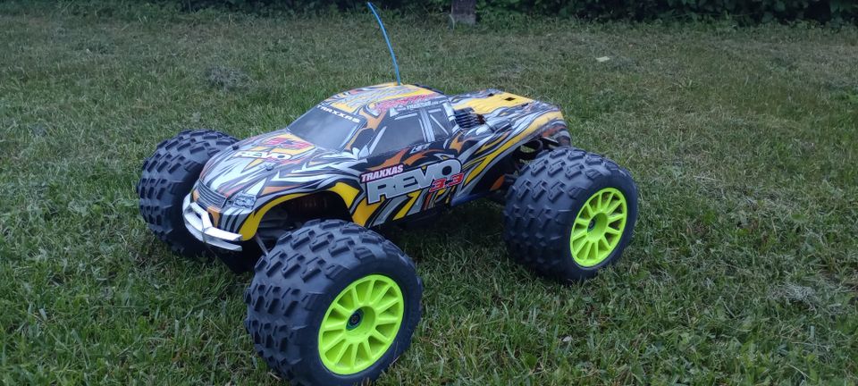 Traxxas Revo 3.3 polttis auto nitro