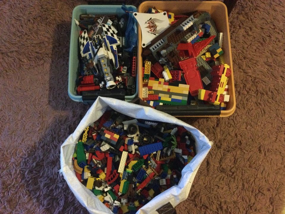 Useampi kilo Legoja sekä nivaska ohjeita