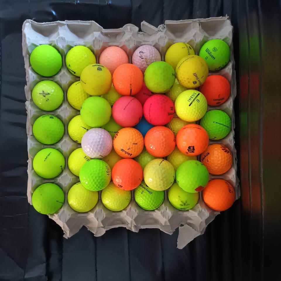 Värillisiä golfpalloja 46 kpl kuvan mukaiset