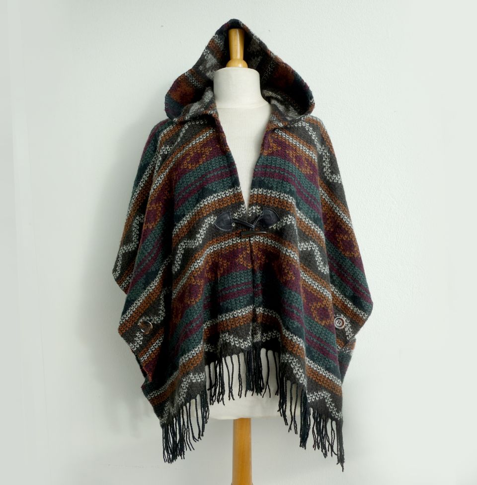 Tumma neule poncho hupulla onesize