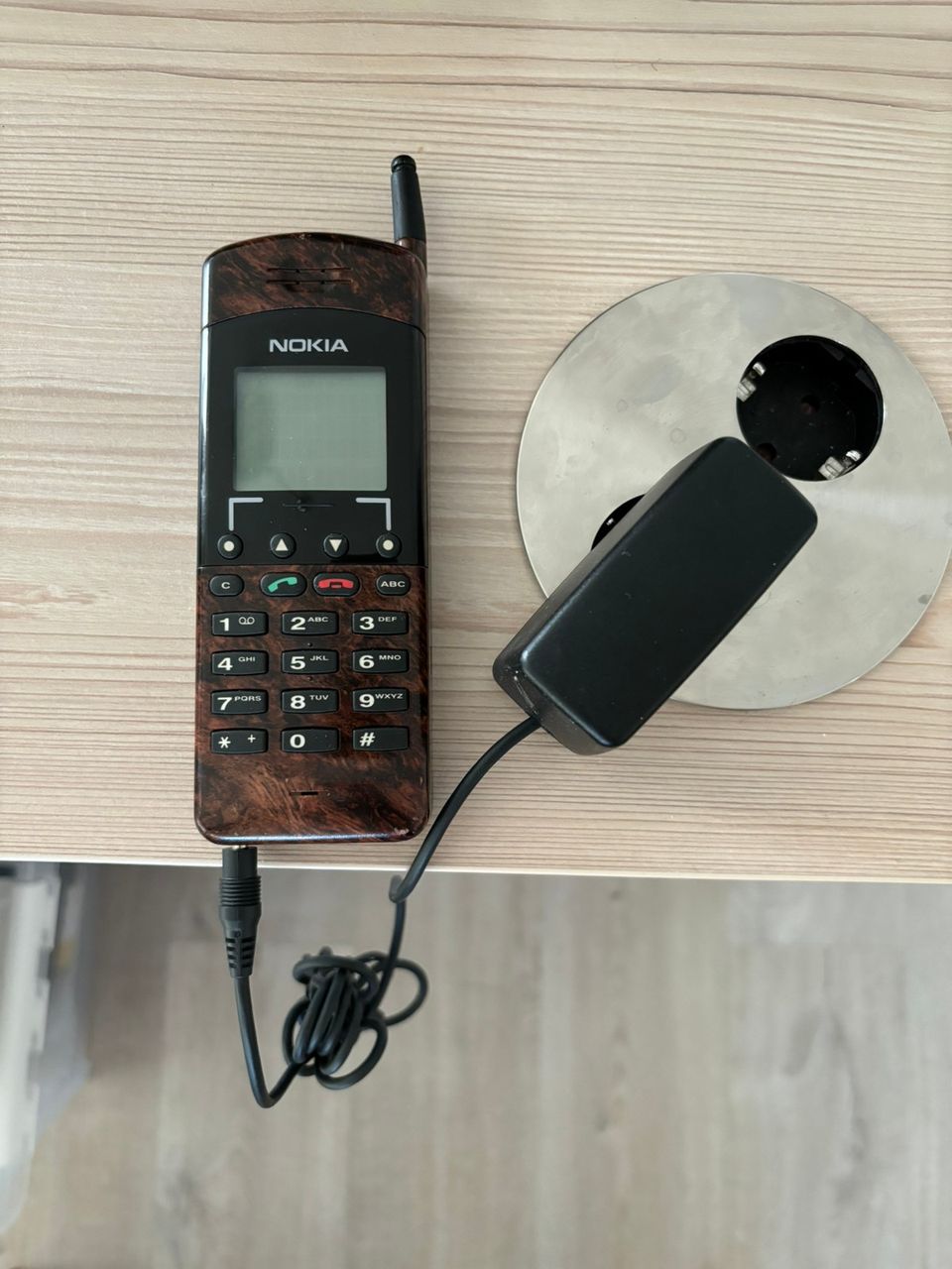 Nokia 880 alkuperäisellä laturilla ja ohjekirjalla