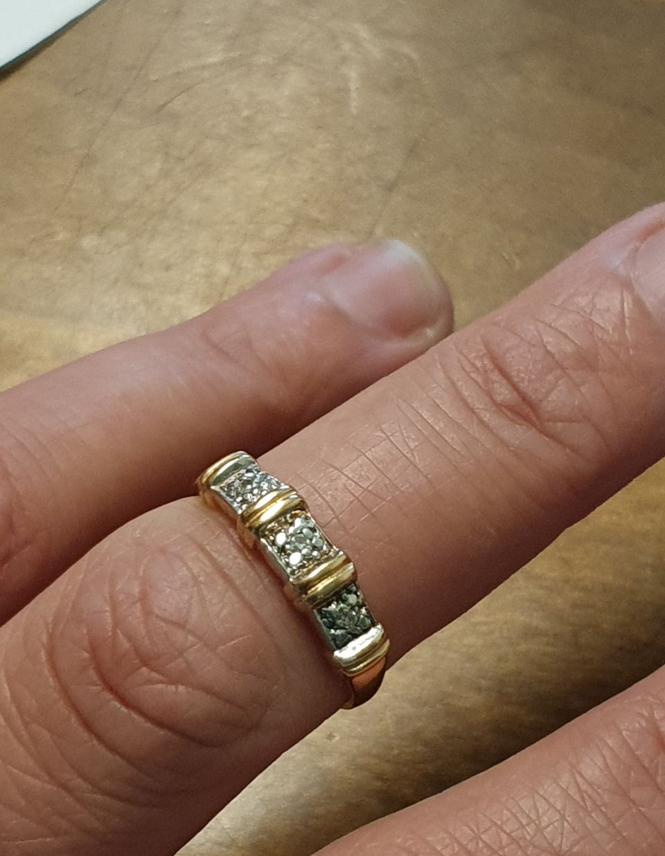 Kultainen sormus timanteilla.