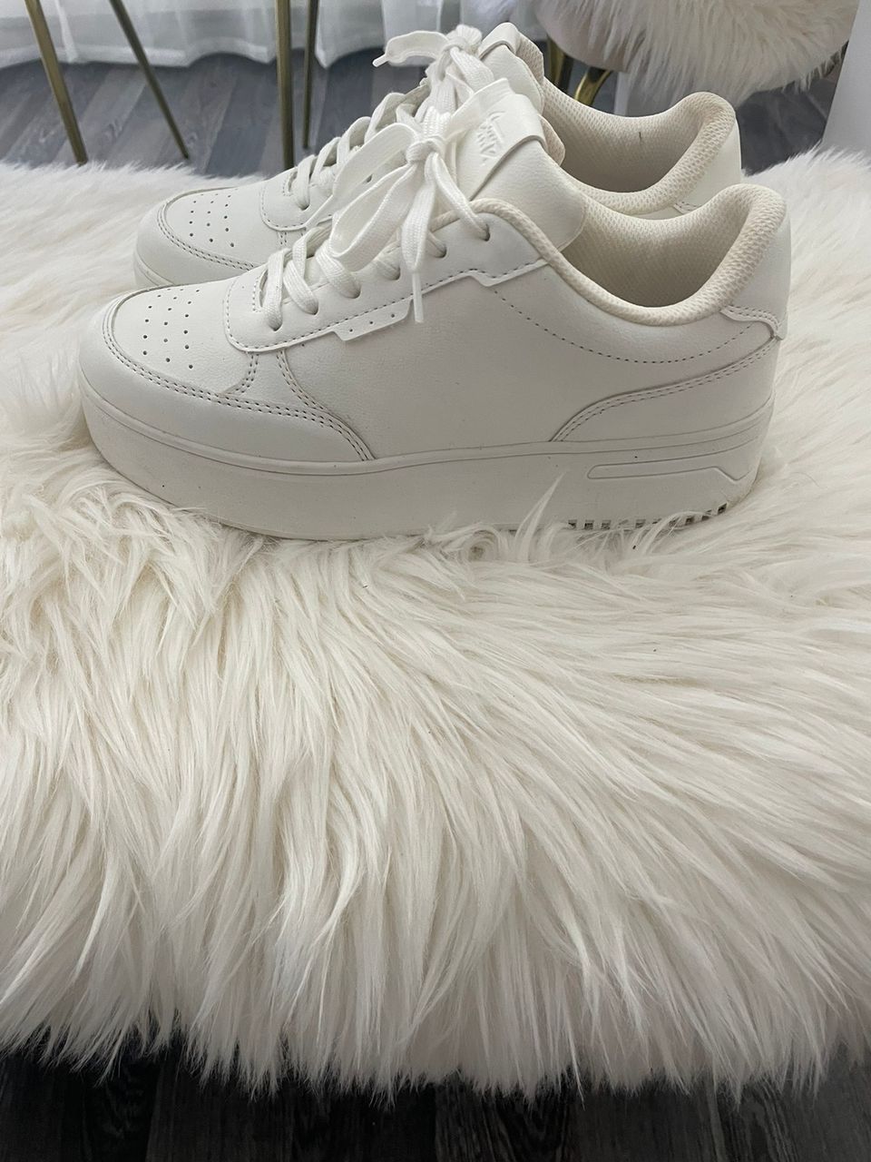 Valkoiset kengät
