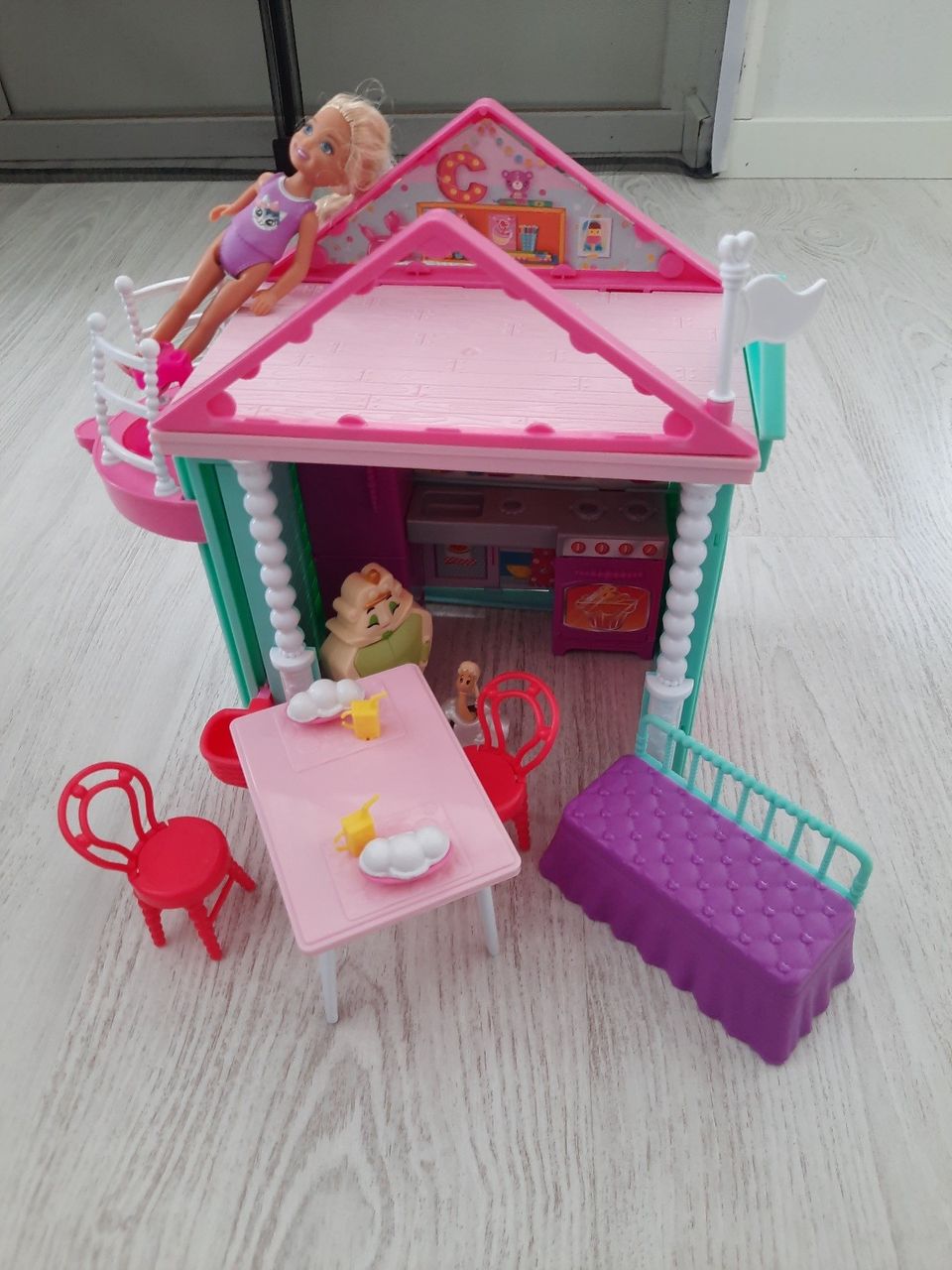 Barbie Chelsea + talo